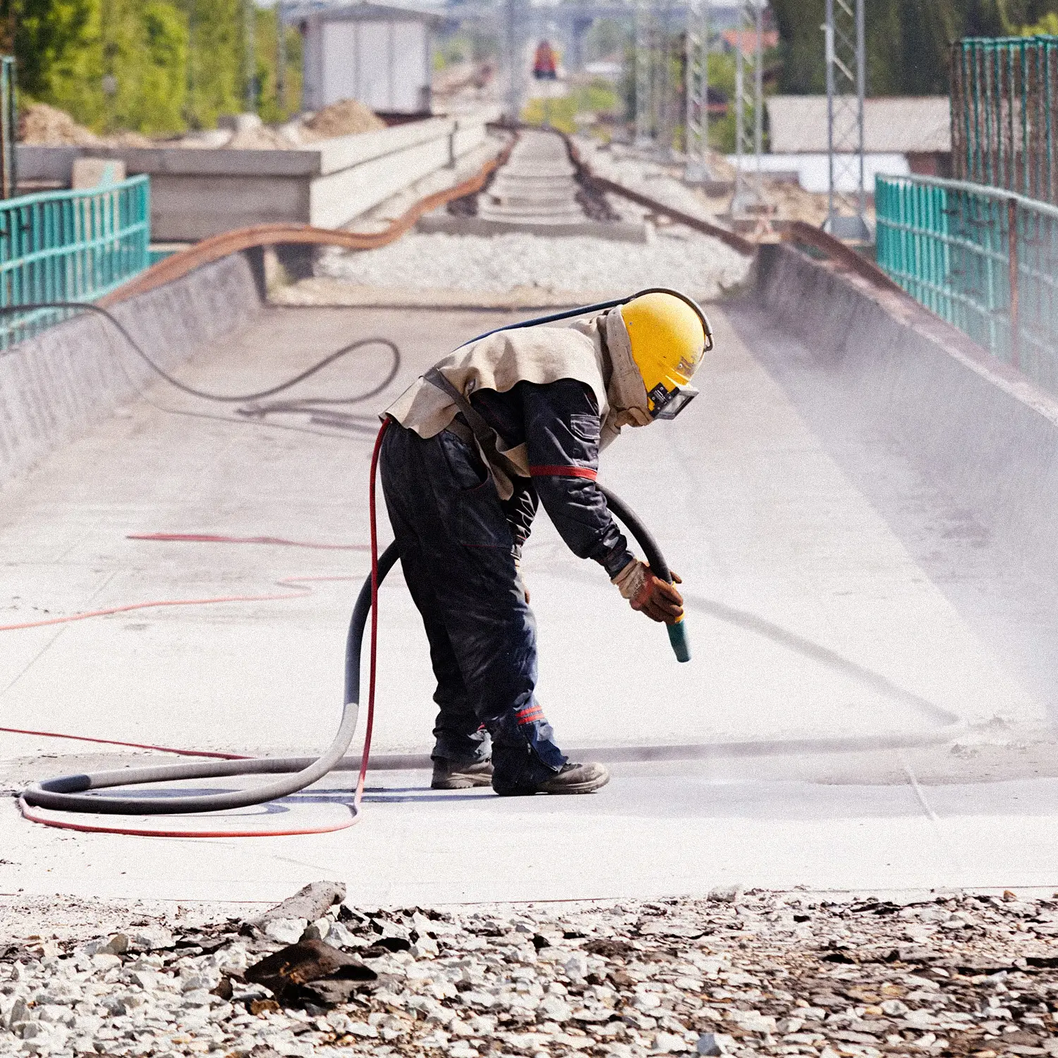 Sandblasting and dry ice blasting