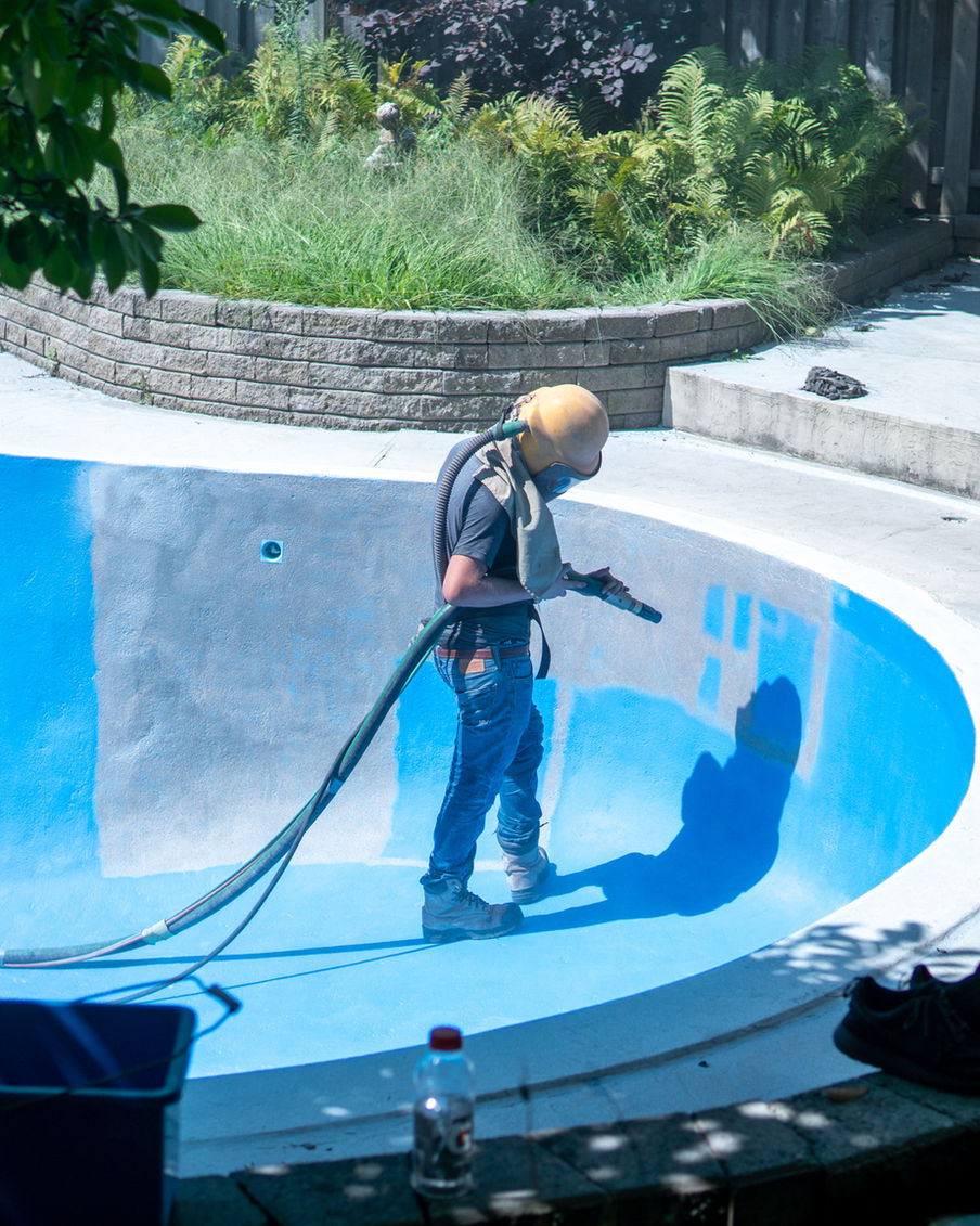 Sandblasting and dry ice blasting